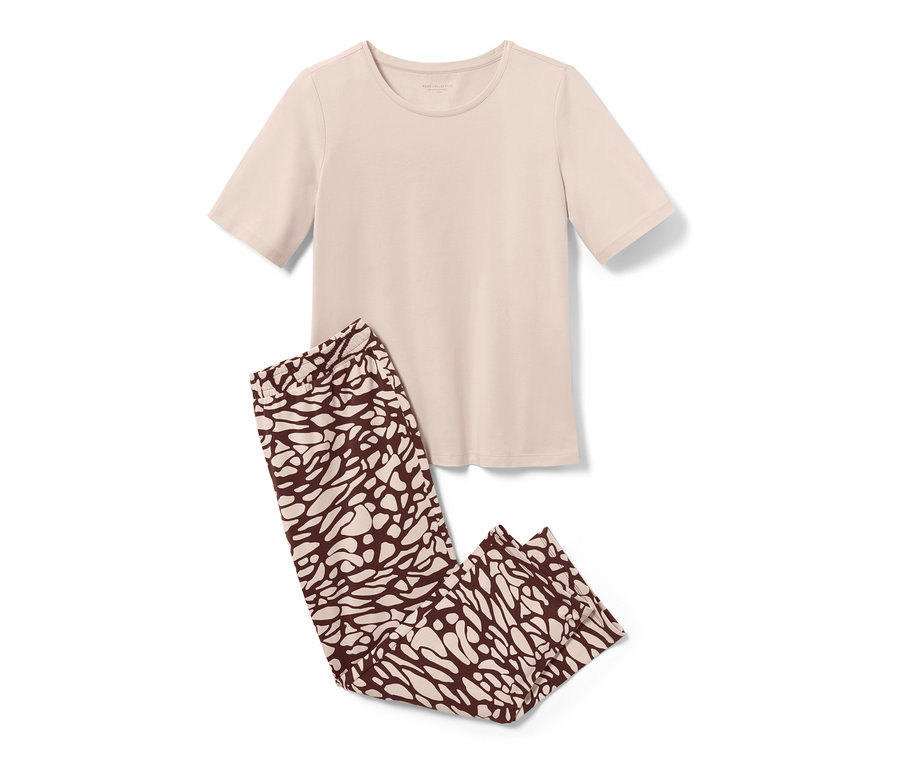 Krémové pyžamo s hnědými vzorovanými kalhotami.