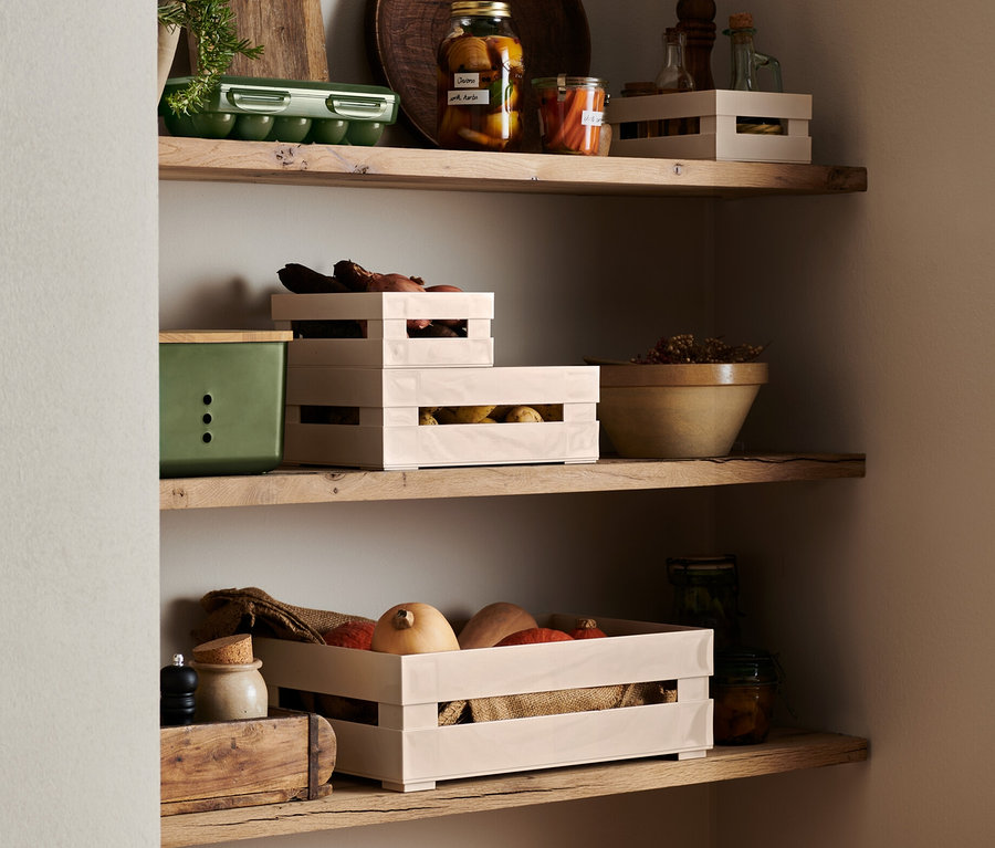 Regály s potravinami v úložných boxech, 3 ks, úložnými boxy s víkem a úložnými boxy.