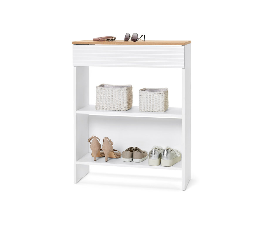 Na horní desce konzolové skříňky se zásuvkou leží peněženka a sluneční brýle. V policích jsou dva proutěné košíky a boty.