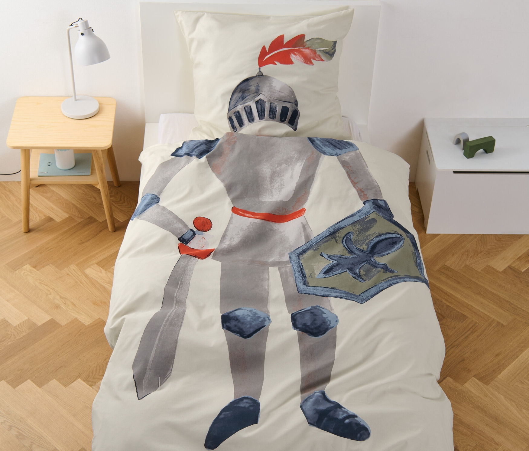 Dětské povlečení renforcé s motivem rytíře na posteli.