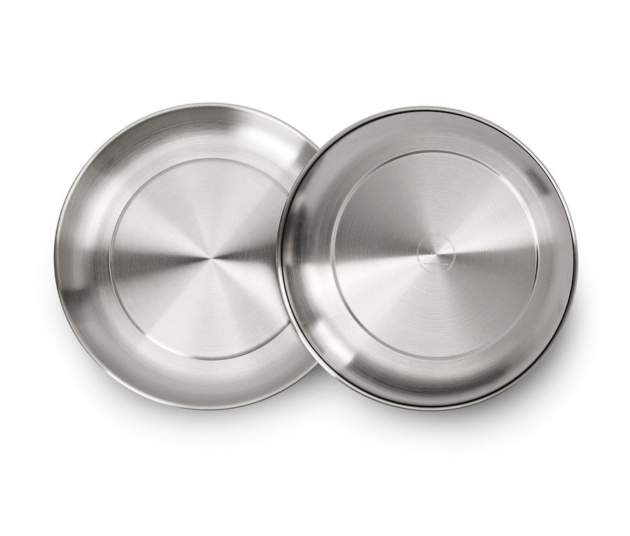 Dva stříbrné kempingové talíře, 2 ks, leží na bílém pozadí.