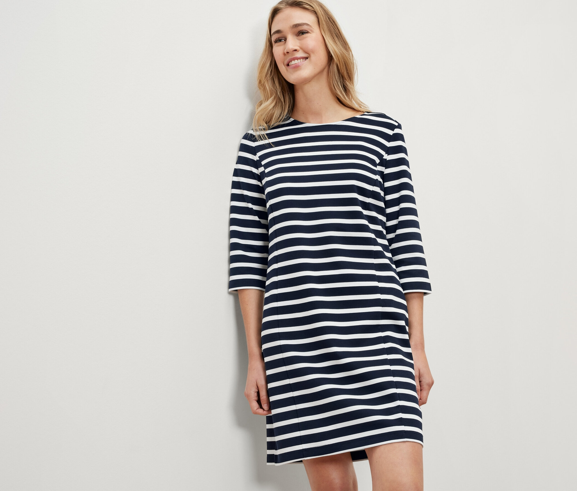 Blondýna v pruhovaných teplákových šatech.