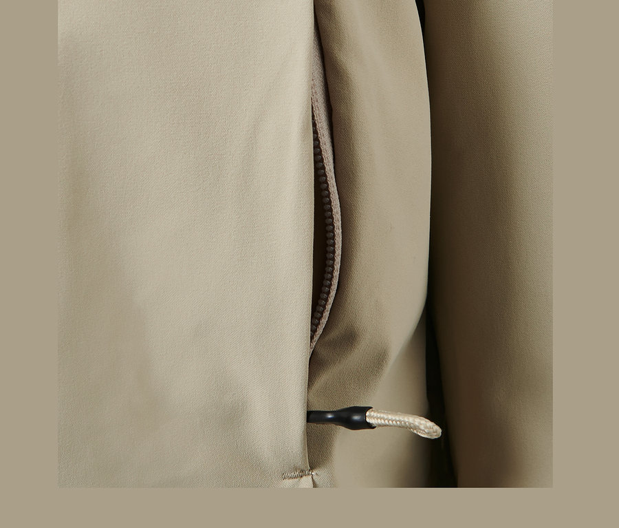 Detail šedé outdoorové bundy 3 v 1 se zipem a stahovací šňůrkou.