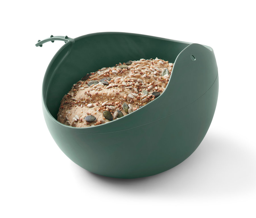 Chléb sypaný semínky ve formě na pečení chleba.