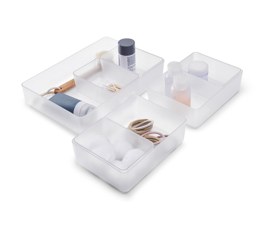 Sada organizérů do zásuvky s vatovými kuličkami, gumičkami do vlasů, vatovými tyčinkami, lahvičkami a kartáčem.
