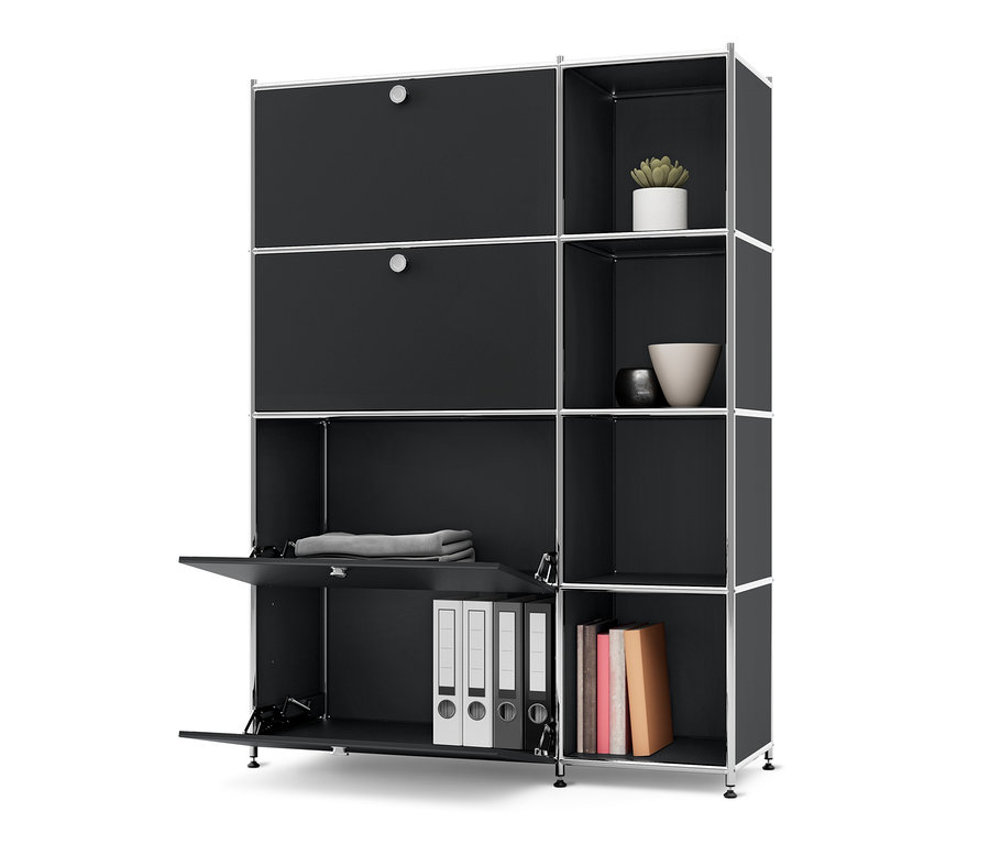 Černý kovový regál CN3 se 4 výklopnými dvířky, z nichž jedny jsou otevřené a odhalují pořadače a složené oblečení.