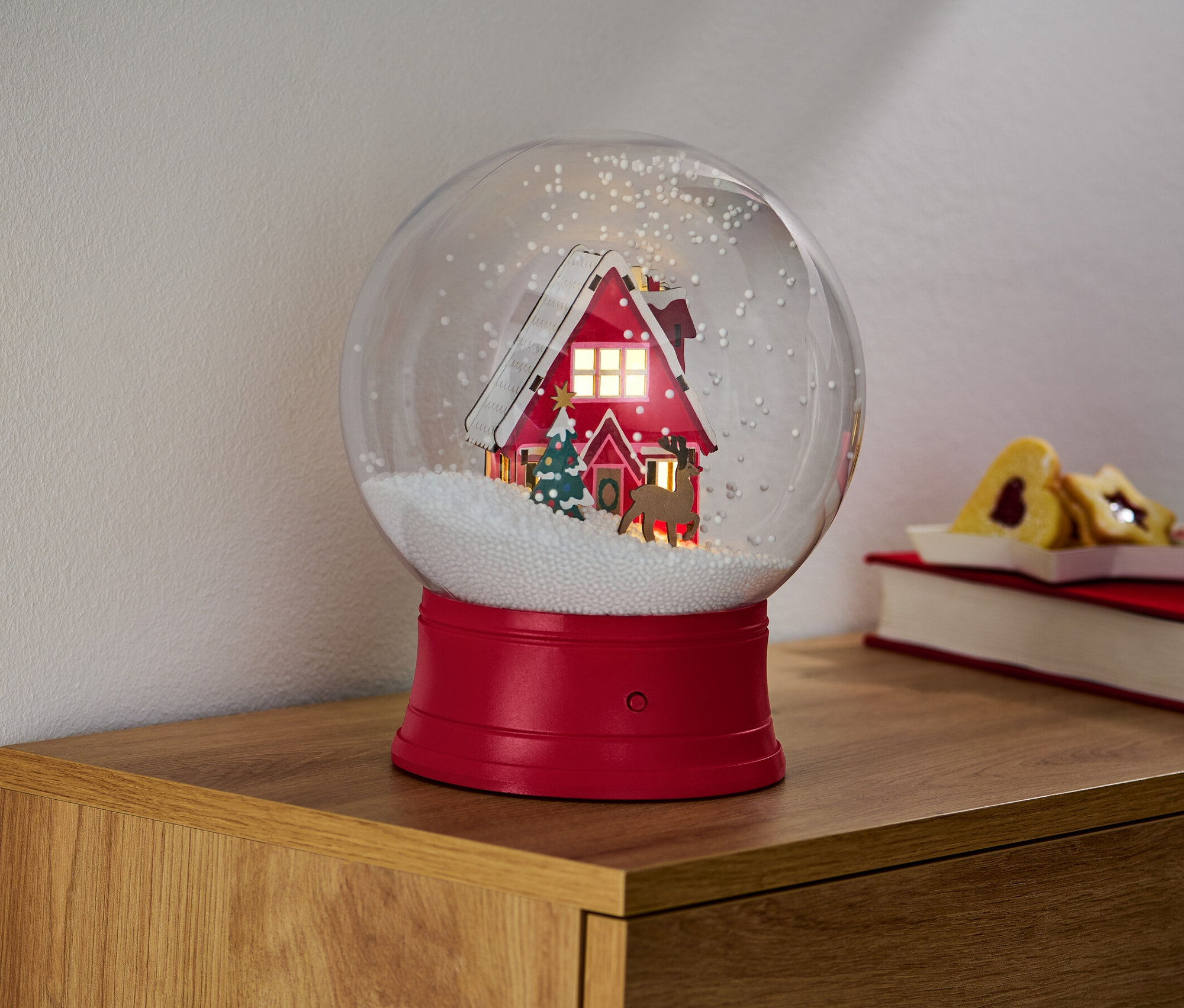 Velké sněžítko s LED osvětlením s domem, stromy a sobem.