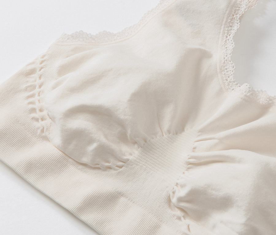 Detail krémové bezešvé podprsenky s krajkou.