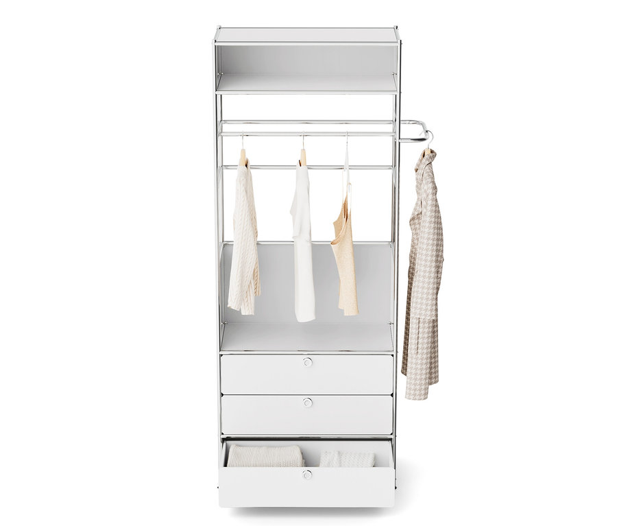 Kovová šatní skříň »CN3« s otevřenou zásuvkou a oblečením na tyči.