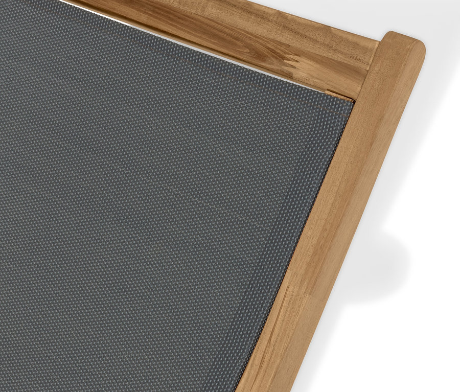Detailní pohled na lehátko »Lenja« s výsuvnou podnožkou, zobrazující texturovanou šedou látku a dřevěný rám.