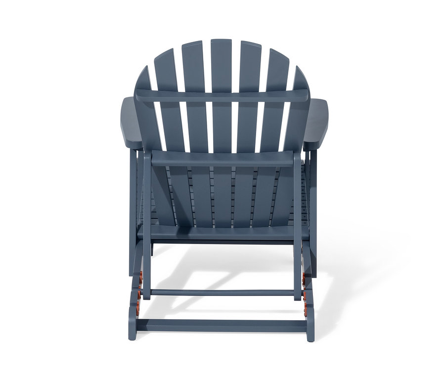 Pohled zezadu na modré jednomístné relaxační křeslo Adirondack s výsuvnou podnožkou.
