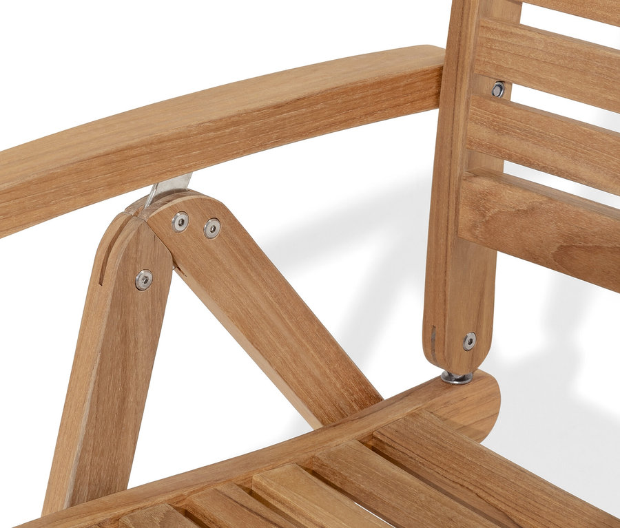 Detailní záběr na teakové křeslo s nastavitelným opěradlem.