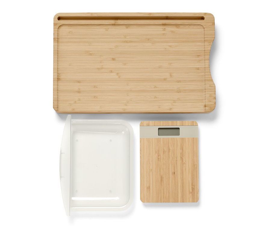 Bambusové krájecí prkénko s vyjímatelnou kuchyňskou váhou a plastovou nádobou.