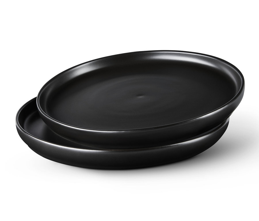 Dva černé talíře na sobě.