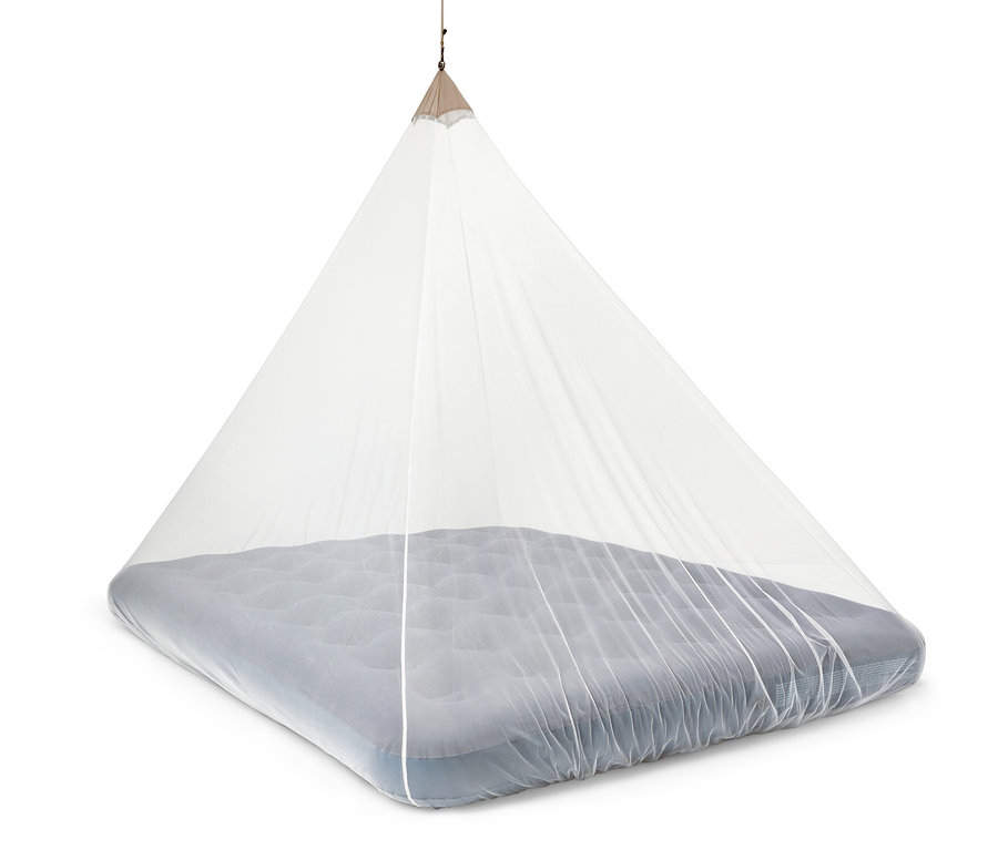Cestovní moskytiéra visí nad modrou matrací.