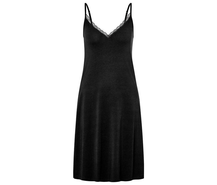 Černé noční košile s krajkou na výstřihu a tenkými ramínky.
