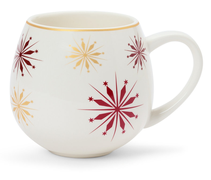 Bílý hrnek s červenými a zlatými vločkami.