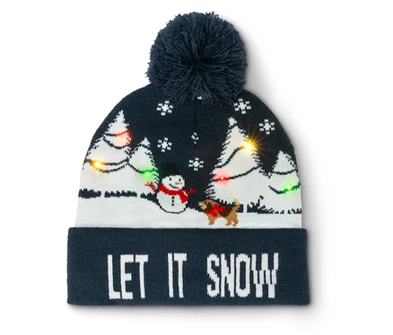 Čepice s nápisem LET IT SNOW, obrázkem sněhuláka, psa a vánočních stromků se světýlky.