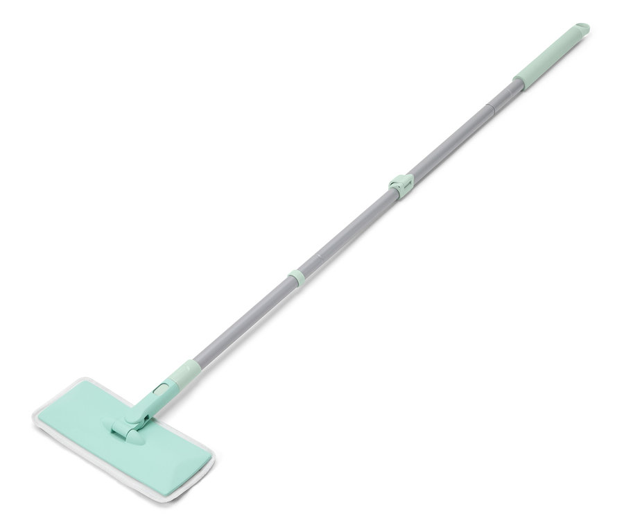 Mop s teleskopickou tyčí a světle modrou čisticí hlavicí na bílém pozadí.