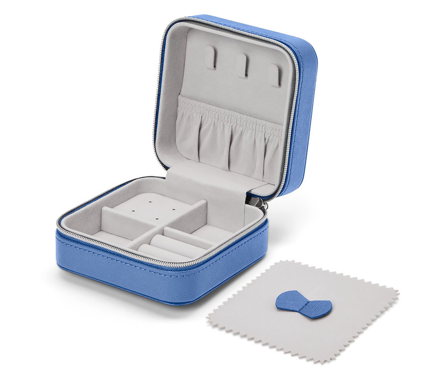 Otevřená modrá šperkovnice se šedou vnitřní podšívkou a leštícím hadříkem.