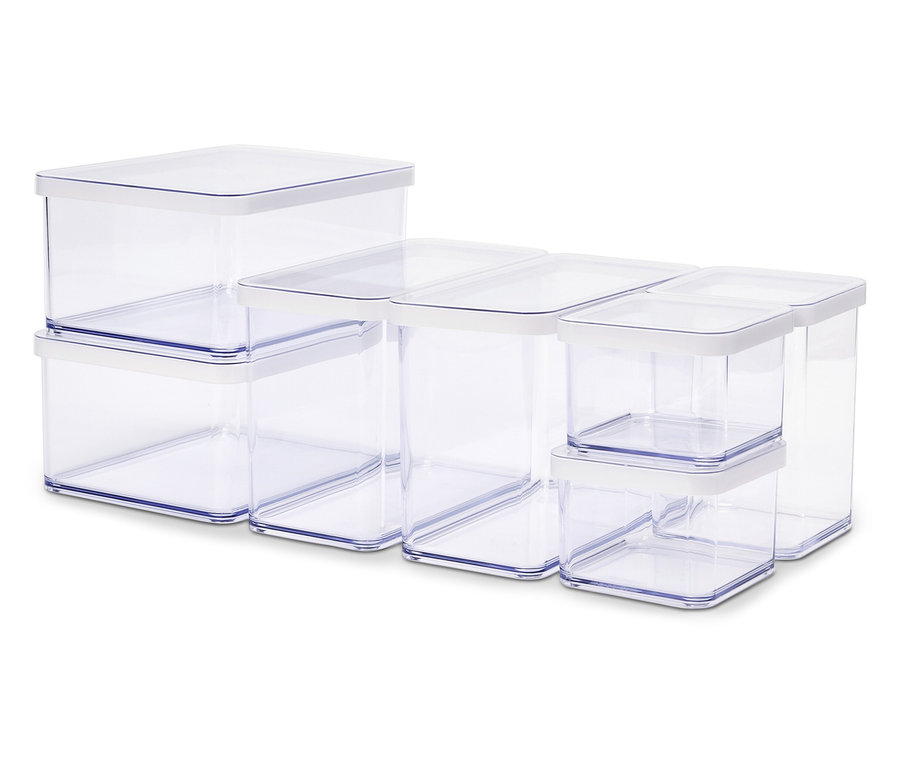 Uspořádání průhledných nádob různých velikostí s bílými víčky.