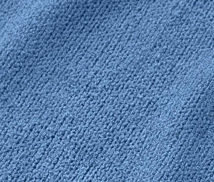 Detail modrého strukturovaného trička.