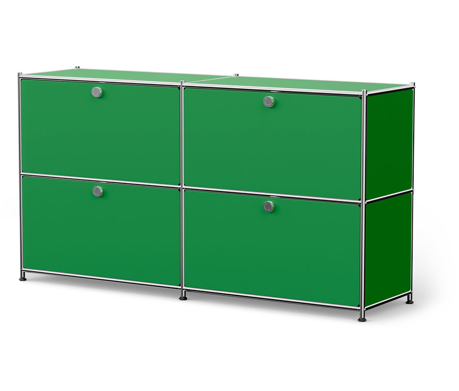 Zelená skříňka se čtyřmi zásuvkami a stříbrnými úchyty.