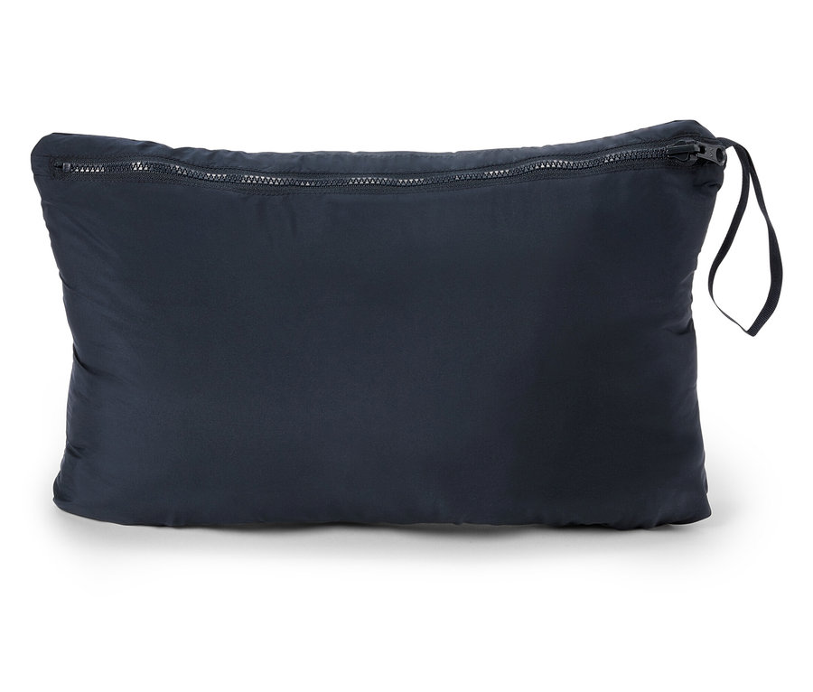 Tmavě modrý obal se zipem a poutkem.