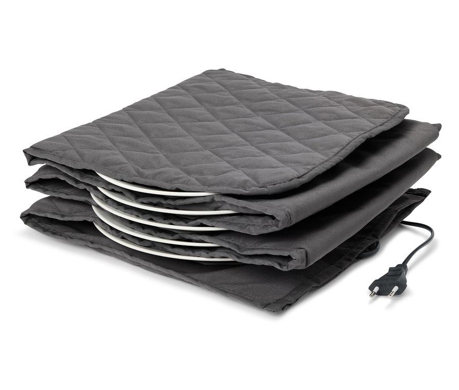 Šedý elektrický ohřívač talířů s bílými talíři uvnitř a elektrickou zástrčkou.