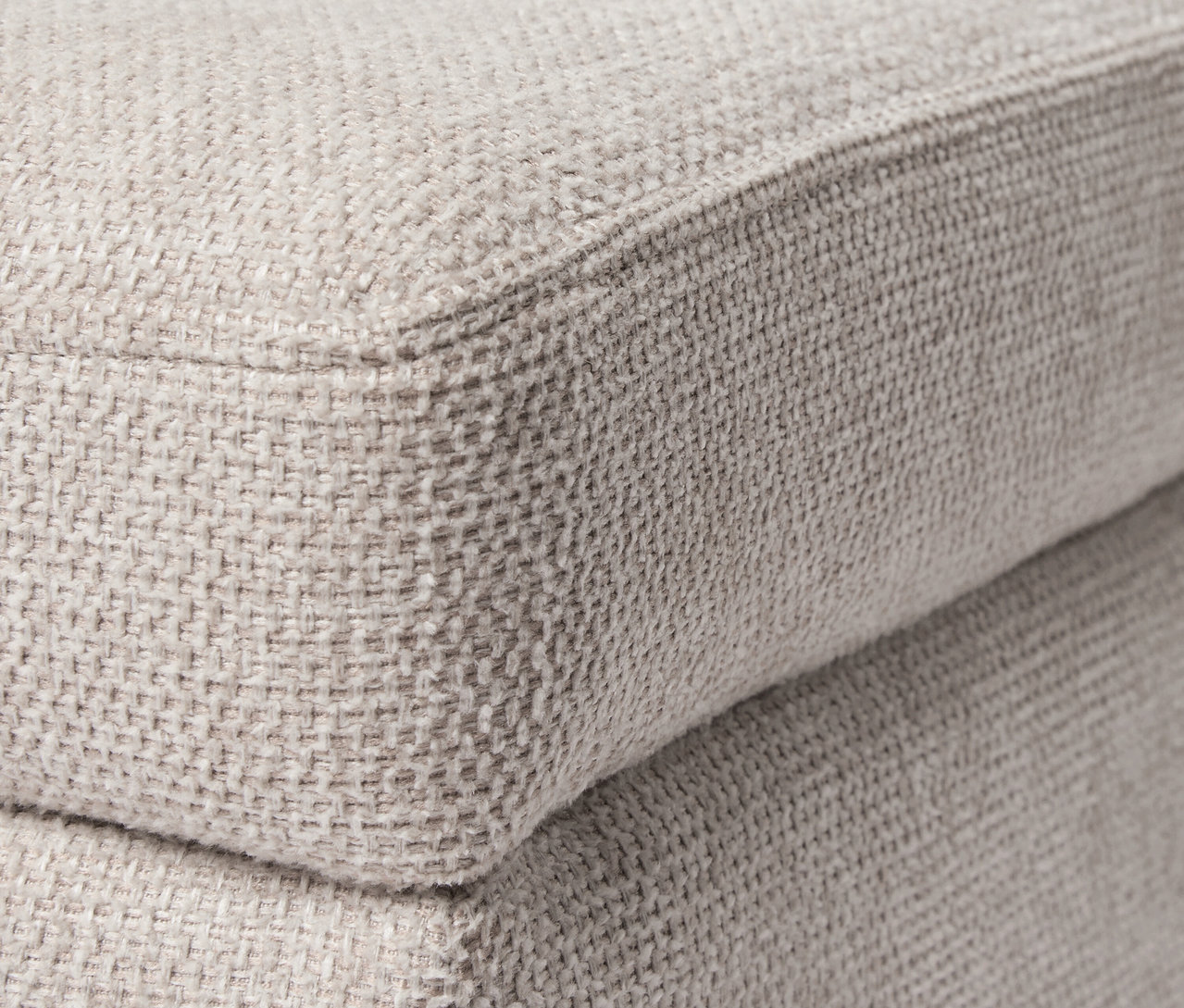 Detailní záběr na béžový puf.