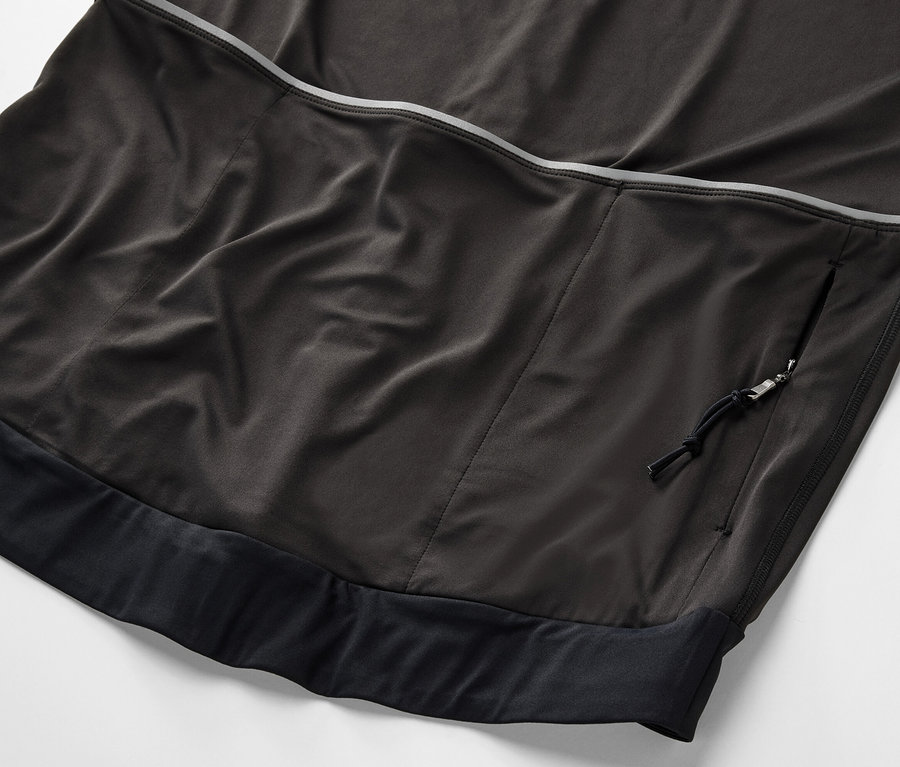 Detailní záběr na modrý cyklistický trikot.