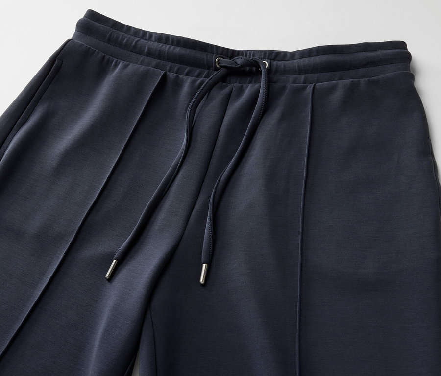 Detail modrých kalhot joggpant z modalové směsi se stahovací šňůrkou.