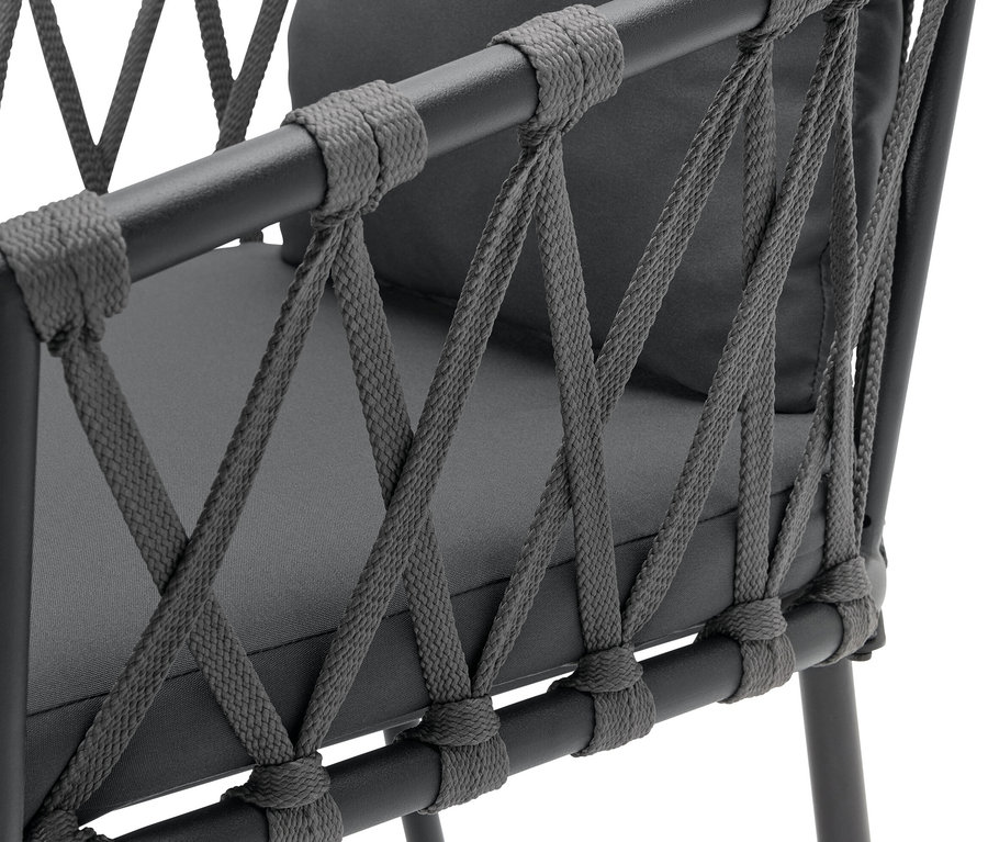 Detail jídelní židle s textilním výpletem.