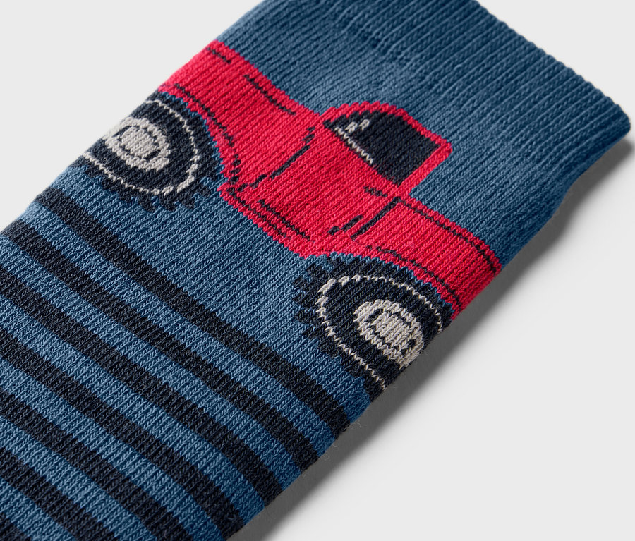 Detail dětské protiskluzové ponožky s motivem autíčka, 2 páry.