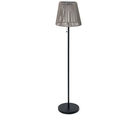 Jedna stojací lampa se stínidlem z pleteného lana a černou základnou stojí na bílém pozadí.