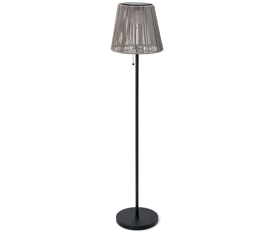Jedna stojací lampa se stínidlem z pleteného lana a černou základnou stojí na bílém pozadí.