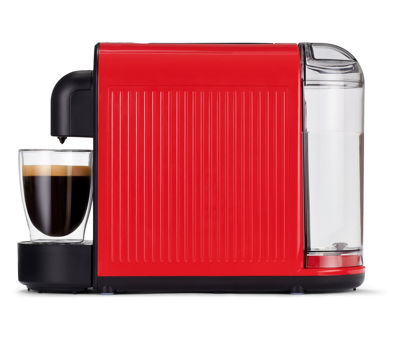 Červený kávovar Cafissimo now red s šálkem kávy na bílém pozadí.