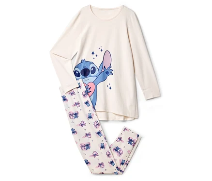 Krémové pyžamo s motivem Stitch leží na bílém pozadí.