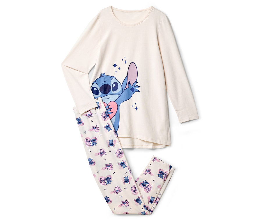 Krémové pyžamo s motivem Stitch leží na bílém pozadí.