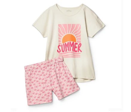 Béžové tričko s nápisem "Summer" a růžové šortky s palmami leží na bílém pozadí.