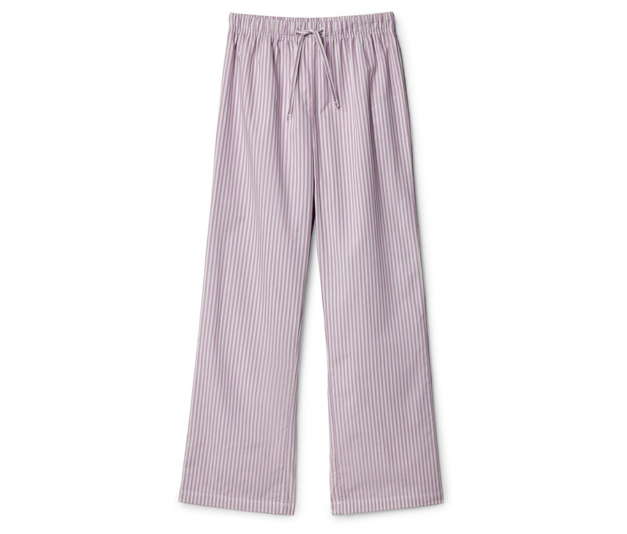 Dlouhé fialovo-bílé pruhované pyžamové kalhoty leží na bílém pozadí.