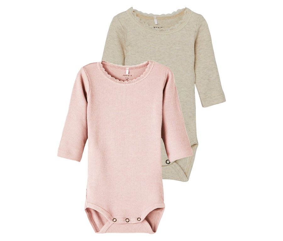 Dvě dětské body NAME IT, keepsake lilac, leží na sobě.