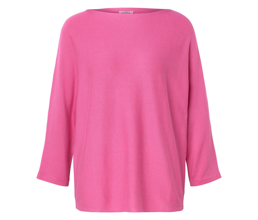 Detailní záběr na růžový svetr s lodičkovým výstřihem a tříčtvrtečními rukávy.