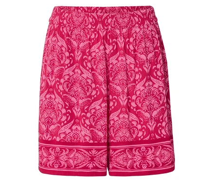 Detailní záběr na krátké růžové šortky s elastickým pasem a světlým vzorem.
