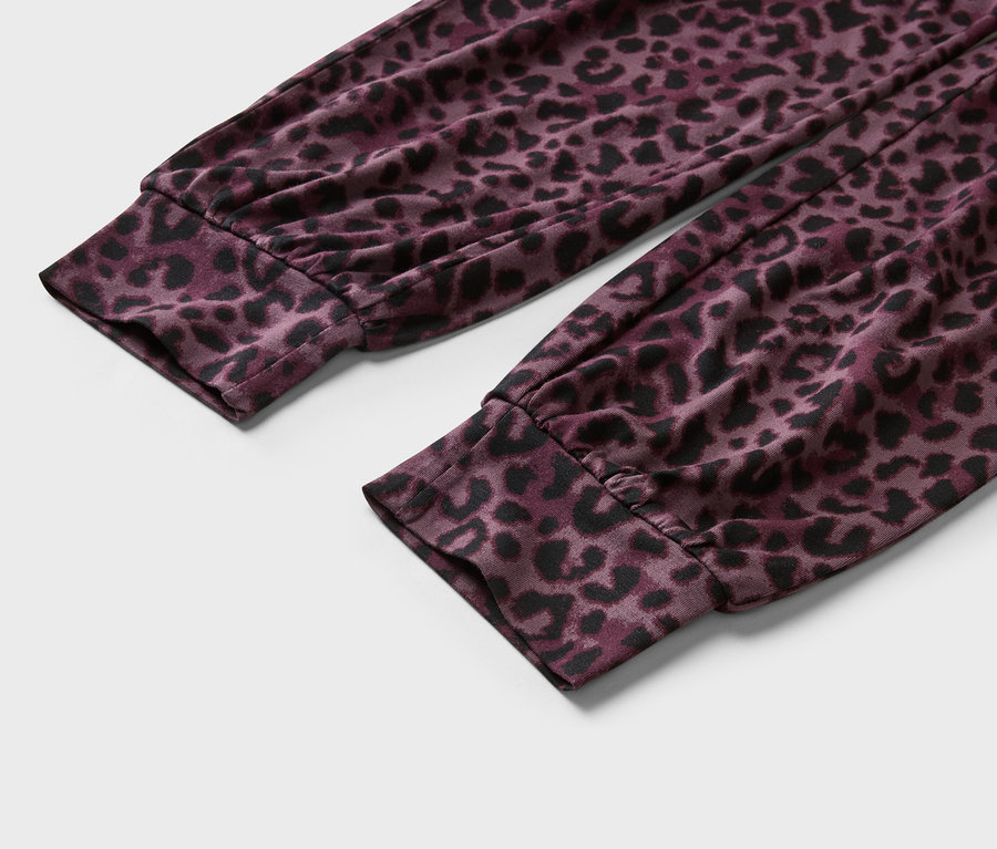 Detail rukávů s manžetami s leopardím vzorem ve fialové a černé barvě.