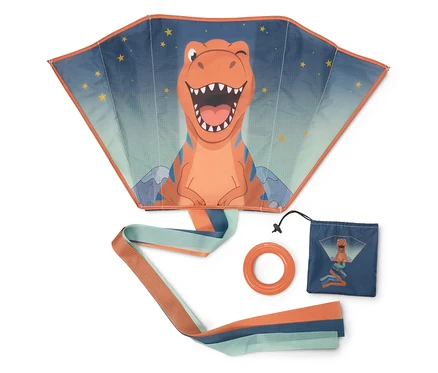 Sada draka s oranžovým kresleným T-Rexem s mrkajícím okem a otevřenou tlamou na pozadí hvězdné modré oblohy. Obsahuje dlouhý pruhovaný ocas, oranžovou rukojeť a malou modrou úložnou tašku se stejným dinosauřím motivem.