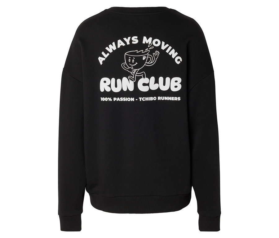 Černá mikina s bílým grafickým potiskem na zádech, který zobrazuje běžící šálek kávy, text „ALWAYS MOVING RUN CLUB“ a „100% PASSION - TCHIBO RUNNERS“.