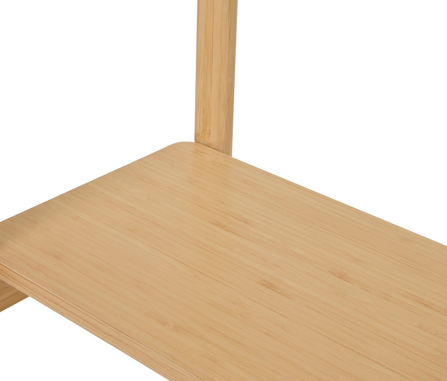 Detailní pohled na světle hnědý bambusový regál.