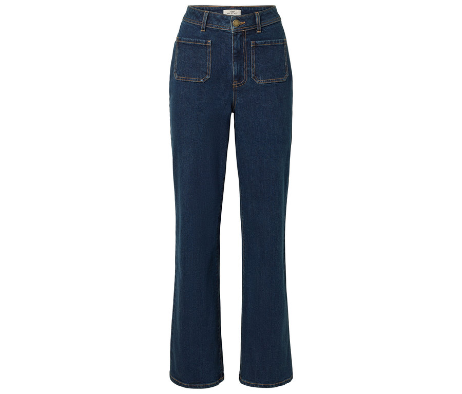 Modré džíny s rovnými nohavicemi a našitými kapsami.