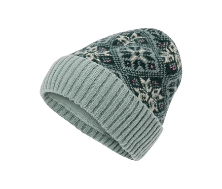 Pletená čepice typu beanie se světle zeleným žebrovaným lemem a tmavě zelenou korunou s norským vzorem ve světle zelené, krémové a malými růžovými akcenty.